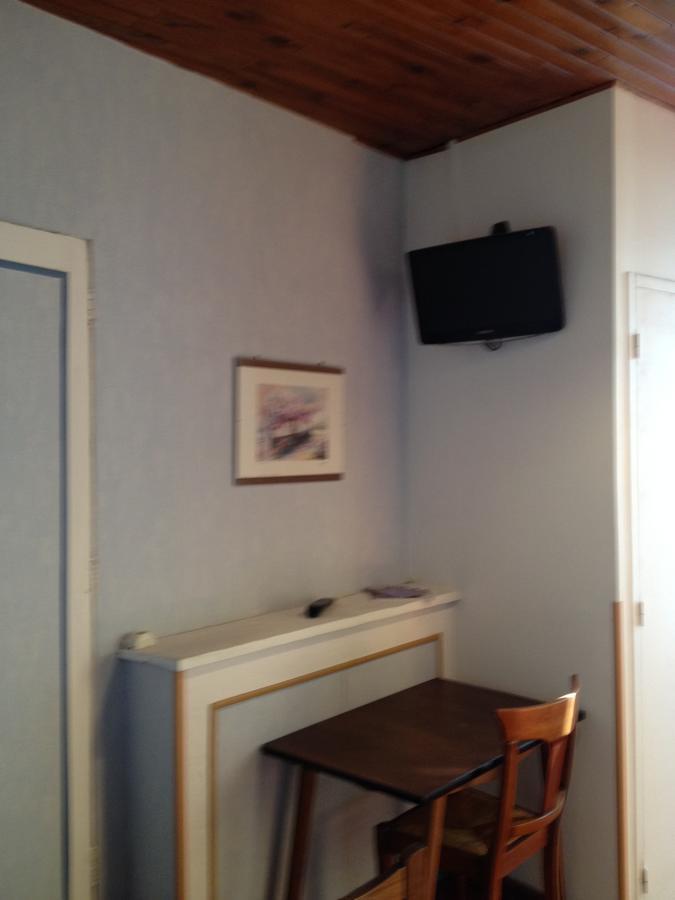 Bar Hotel De La Place Mezel (Alpes-de-Haute-Provence) Bagian luar foto