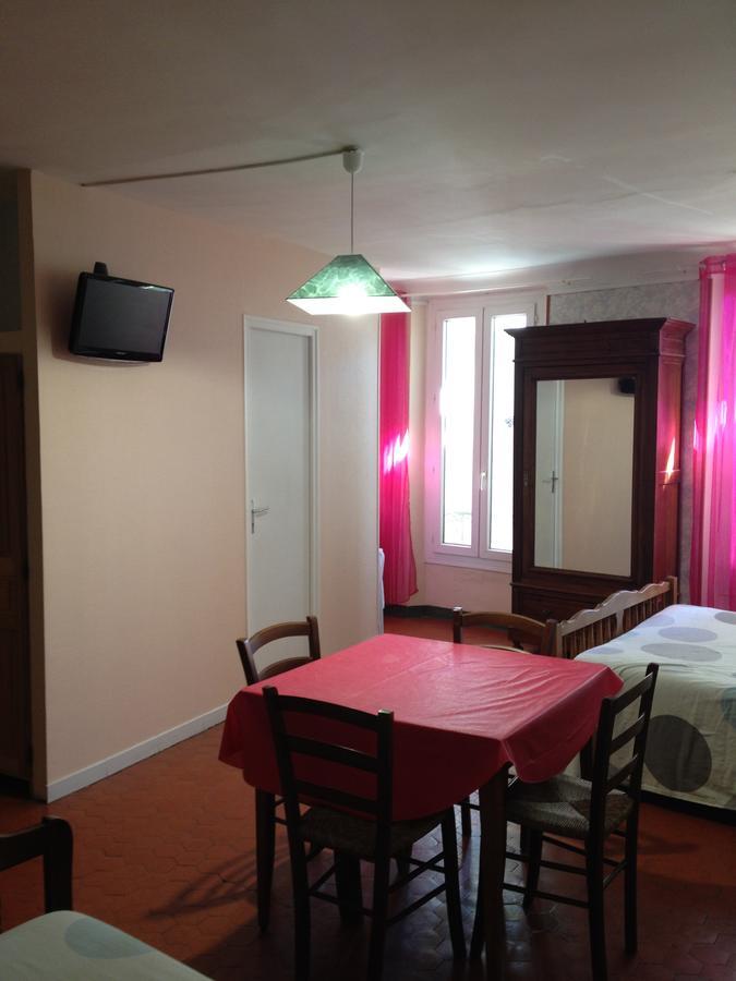 Bar Hotel De La Place Mezel (Alpes-de-Haute-Provence) Bagian luar foto