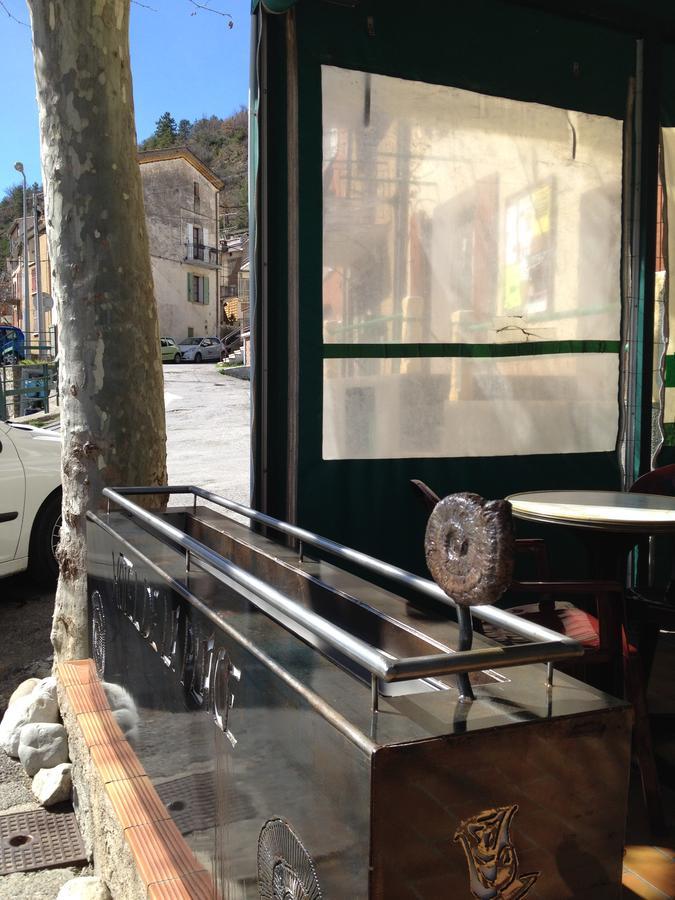 Bar Hotel De La Place Mezel (Alpes-de-Haute-Provence) Bagian luar foto